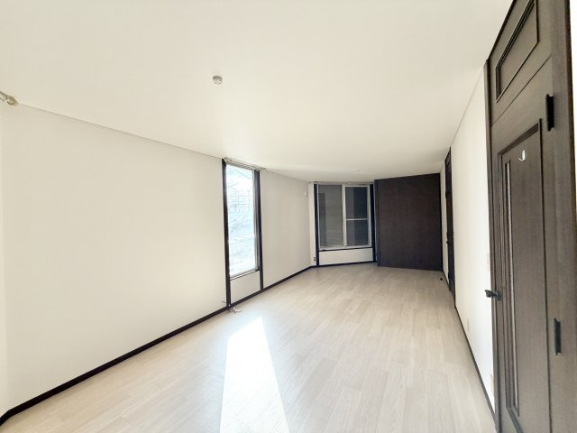 鹿放ケ丘戸建の居間・リビング|こちらのリビングで趣味の時間をお楽しみください