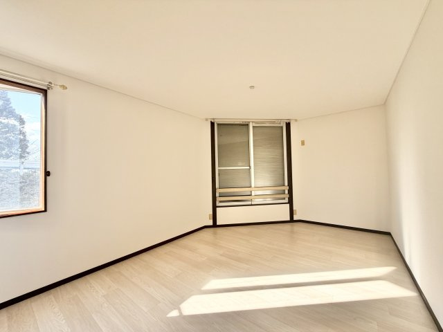 鹿放ケ丘戸建の洋室|ゆったり過ごせる居間です