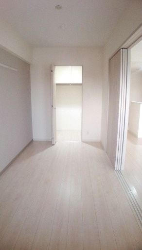 カサグランデ本町の寝室|開放的な寝室です