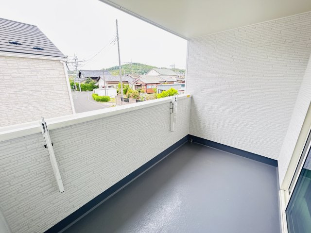 新築　高崎市石原町　Heartful　Town　１号棟のバルコニー|現地写真　インナーバルコニーで少しの雨なら濡れずにすみます。天気が怪しいけど…という悩みも解消ですね!									

