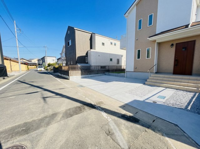 新築　高崎市石原町　Heartful　Town　１号棟の前面道路含む現地写真|現地写真　西側接道幅員約5.4ｍ　東側接道幅員約6ｍ