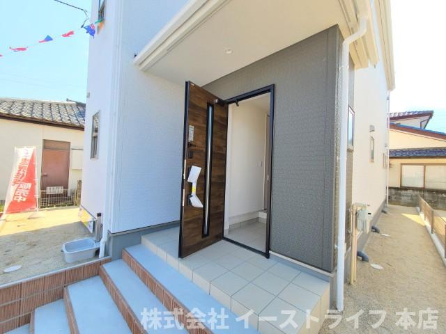 【新築戸建】　いわき市好間町中好間第2　長期優良住宅の玄関|同社施工写真　きれいで明るい玄関です