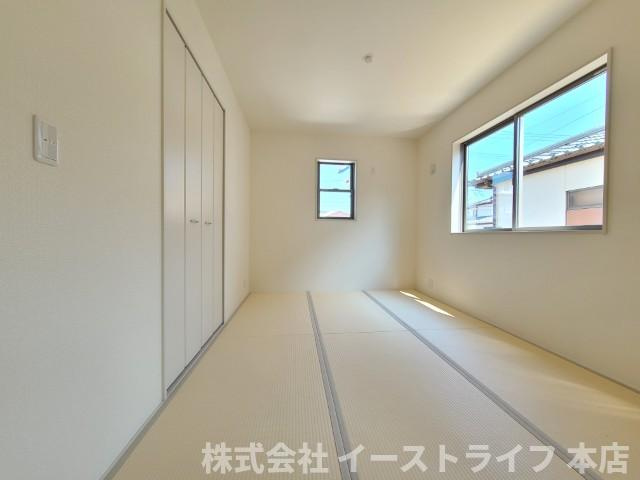 【新築戸建】　いわき市好間町中好間第2　長期優良住宅の和室|同社施工写真　座卓テーブルを置いてセカンドリビングとして使ったり、畳ならではの肌触りで横になって休んだりと、自由に活用できるのが続き間「和室」の特徴です。また小さなお子様の遊び場としても安心です。