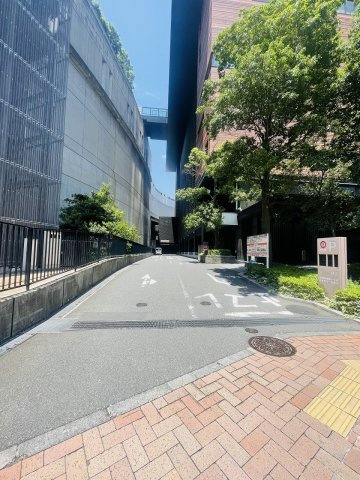 クロスエアタワーの駐車場
