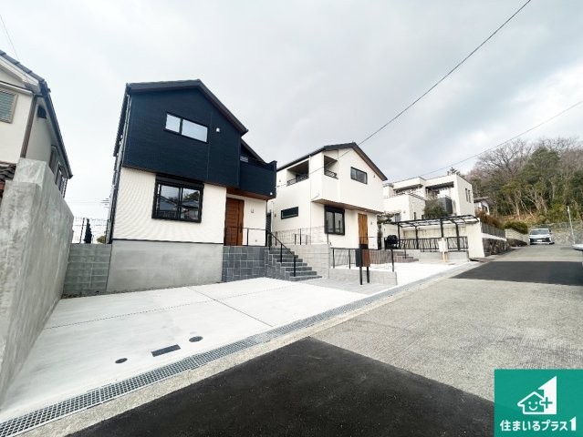 神戸市北区東有野台　新築一戸建ての前面道路含む現地写真|周辺は閑静な住宅街！前面道路広々で車の出し入れも便利です。駐車が苦手な方でも安心して車庫入れできます！