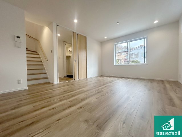 神戸市北区東有野台　新築一戸建ての居間・リビング|日当たり良好の明るいリビングで朝の目覚めもスッキリできそう！対面キッチンでご家族のコミュニケーションも自然と増える設計！小さなお子様が遊ぶスペースを作っても広々とくつろげるLDK！