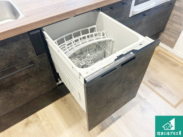 神戸市北区東有野台　新築一戸建ての設備|食事後の一仕事、食器洗いをボタン一つでお任せできちゃいます！場所を取らないビルトイン式なので、お料理スペースもしっかり確保！