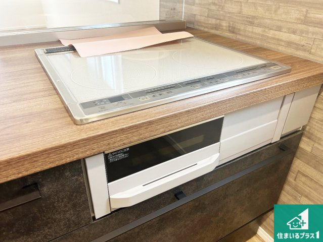 神戸市北区東有野台　新築一戸建ての設備|火を使わないので、安心なＩＨコンロ！でこぼこが無い構造なので、掃除もしやすく清潔に保てます！