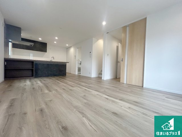 神戸市北区東有野台　新築一戸建ての居間・リビング|子供を見守りながらお料理が出来るため家族のコミュニケーションか増えます♪スペースが広く確保されている為お子様が大きくなったときは一緒に料理を楽しめます♪