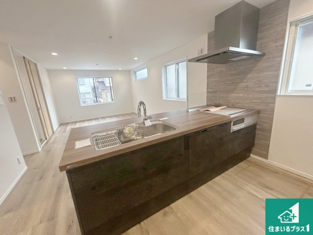 神戸市北区東有野台　新築一戸建てのキッチン|リビングと統一感があり、使い勝手のいいキッチン。広々としているので、二人並んで作業が出来ちゃいます。お子様と一緒に色々なお料理に挑戦できるスペースがあります。