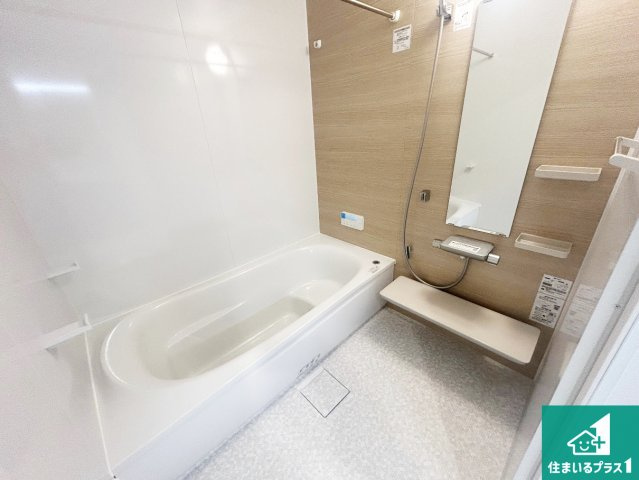 神戸市北区東有野台　新築一戸建ての浴室|足をゆったり伸ばして寛げる浴槽です。窓が設けられていますので差し込む光が明るく穏やかな雰囲気にしてくれます♪浴室乾燥機も設置しているので、雨の日の洗濯物も安心です♪