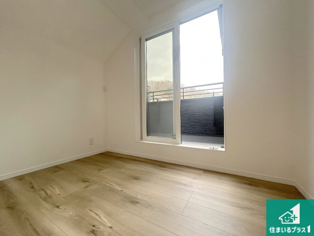 神戸市北区東有野台　新築一戸建ての洋室|寝室は心地よい眠りについてもらいたくて、シンプルかつ開放的な空間な設計にしています！大きな窓から差し込む日が心地いいです♪