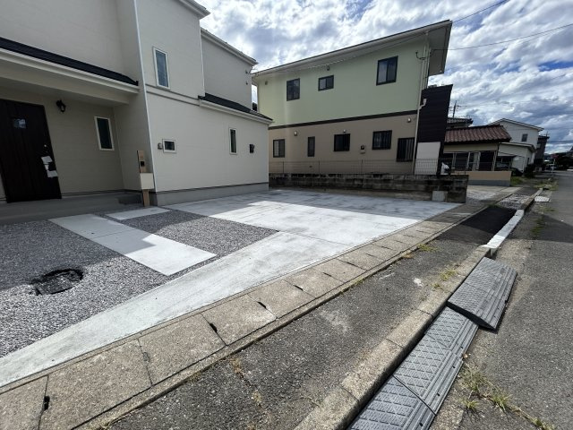 新築　佐波郡玉村町南玉　Heartful　Town　１号棟の駐車場|現地写真　駐車スペースは並列3台分可能です！
