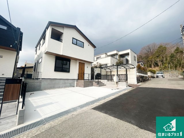 神戸市北区東有野台　新築一戸建ての前面道路含む現地写真|周辺は閑静な住宅街！前面道路広々で車の出し入れも便利です。駐車が苦手な方でも安心して車庫入れできます！