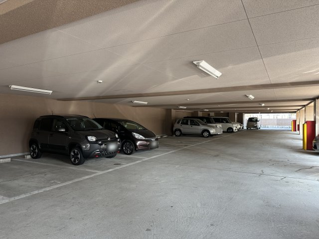 ロワイヤル明石魚住の駐車場