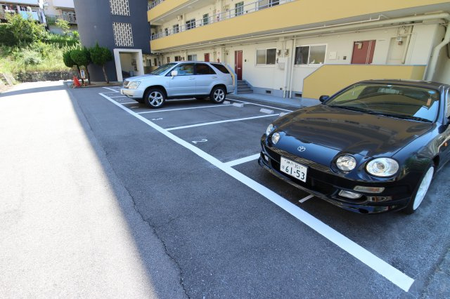 アロハ名谷の駐車場