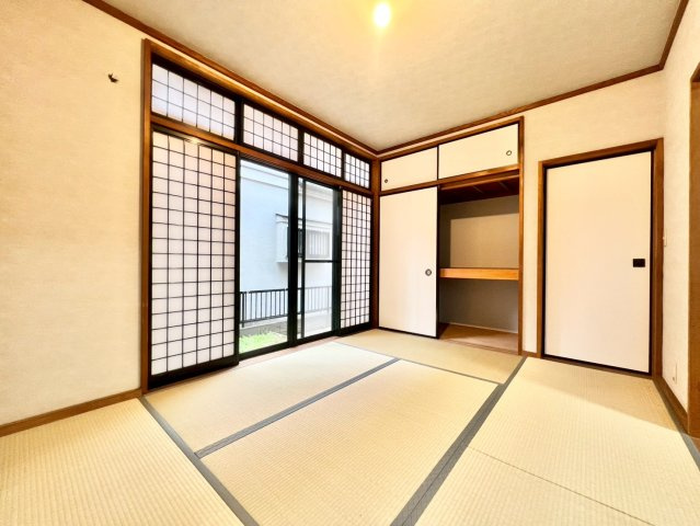 武蔵野市境南町5丁目　中古戸建の和室|リビングの続き間として使える和室。赤ちゃんのお昼寝やお客様の応対に！

現地ご見学希望・資料請求などお気軽にお問い合わせ下さい！
03-5990-5201