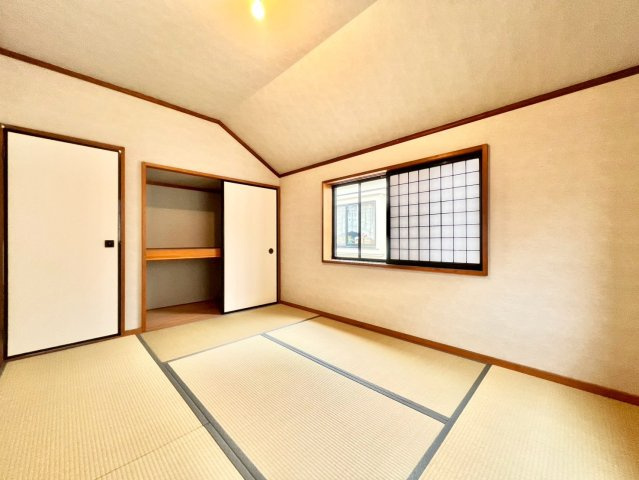 武蔵野市境南町5丁目　中古戸建の和室|心地よい眠りへといざなう畳の香りの和室付き。

現地ご見学希望・資料請求などお気軽にお問い合わせ下さい！
03-5990-5201