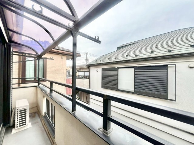 武蔵野市境南町5丁目　中古戸建のバルコニー|お洗濯物の取り込みもラクラク。2部屋から出入り可能なバルコニー！

現地ご見学希望・資料請求などお気軽にお問い合わせ下さい！
03-5990-5201