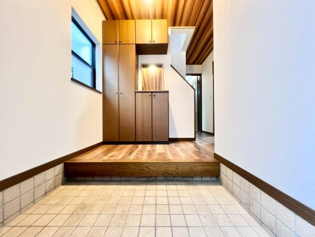 武蔵野市境南町5丁目　中古戸建の玄関|玄関横にはシューズボックスがついているため、片付いた玄関がキープできます！

現地ご見学希望・資料請求などお気軽にお問い合わせ下さい！
03-5990-5201