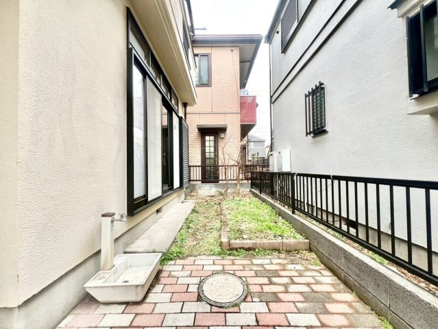 武蔵野市境南町5丁目　中古戸建の庭|お庭での家庭菜園を通じて、お子様と一緒に食育を学ぶ事もできます。

現地ご見学希望・資料請求などお気軽にお問い合わせ下さい！
03-5990-5201