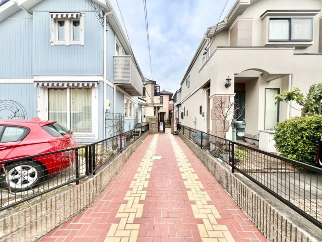 武蔵野市境南町5丁目　中古戸建の駐車場|カースペースは2台駐車可能！セカンドカーはもちろん、ゲストを招く際の駐車スペースとしても活躍。

現地ご見学希望・資料請求などお気軽にお問い合わせ下さい！
03-5990-5201