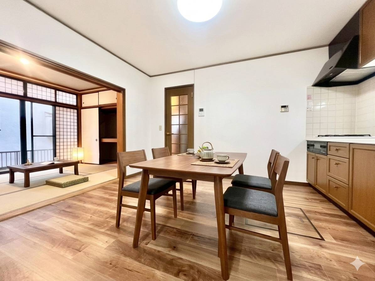 武蔵野市境南町5丁目　中古戸建の居間・リビング|LDKには和室を隣り合わせに配置し、合わせると15帖以上！

現地ご見学希望・資料請求などお気軽にお問い合わせ下さい！
03-5990-5201