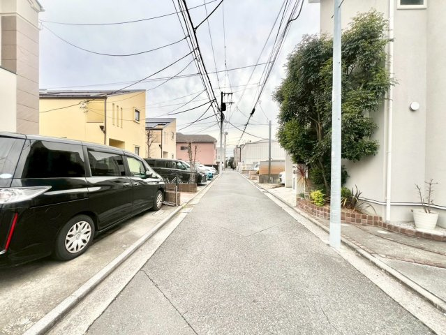 武蔵野市境南町5丁目　中古戸建の前面道路含む現地写真|お子様とすぐに遊びに行ける距離に公園があるのは嬉しいですね。

現地ご見学希望・資料請求などお気軽にお問い合わせ下さい！
03-5990-5201