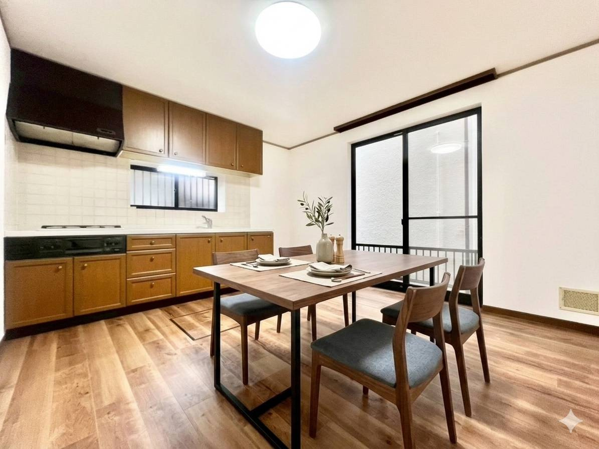 武蔵野市境南町5丁目　中古戸建のキッチン|横一列にシンクとコンロをまとめたシンプルなシステムキッチン。動きやすさが魅力です！

現地ご見学希望・資料請求などお気軽にお問い合わせ下さい！
03-5990-5201