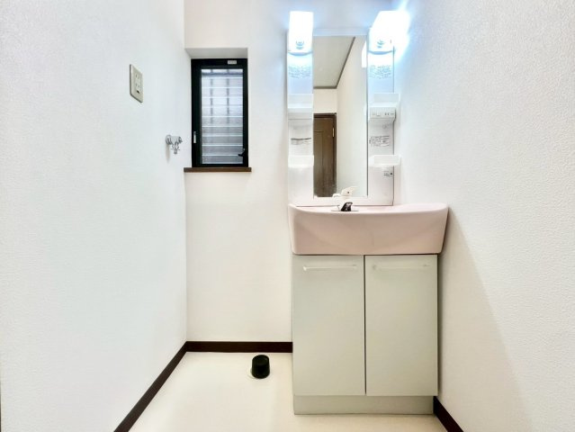 武蔵野市境南町5丁目　中古戸建の独立洗面台|清潔感のあるプライベート空間は、身だしなみチェックやお肌のお手入れに最適です。

現地ご見学希望・資料請求などお気軽にお問い合わせ下さい！
03-5990-5201