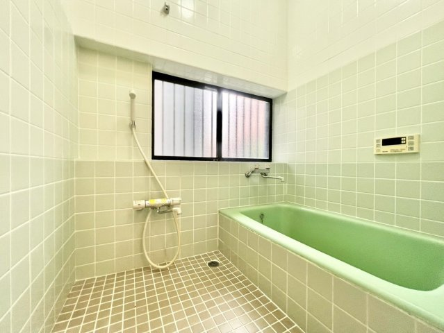 武蔵野市境南町5丁目　中古戸建の浴室|浴室には窓があり、心地良い風が入ります！

現地ご見学希望・資料請求などお気軽にお問い合わせ下さい！
03-5990-5201