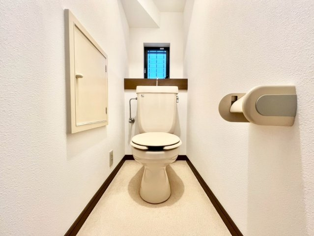 武蔵野市境南町5丁目　中古戸建のトイレ|トイレは2ヶ所に設置しているため、来客時にも気兼ねなく使えます！

現地ご見学希望・資料請求などお気軽にお問い合わせ下さい！
03-5990-5201