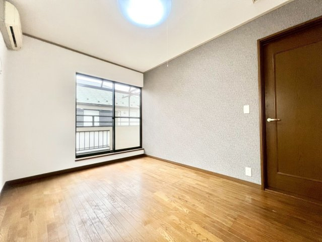 武蔵野市境南町5丁目　中古戸建の洋室|全居室２面採光のため、日差しが差し込む明るいお部屋です！

現地ご見学希望・資料請求などお気軽にお問い合わせ下さい！
03-5990-5201