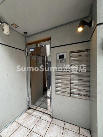 MODULOR祐天寺のエントランス|建物の内部です