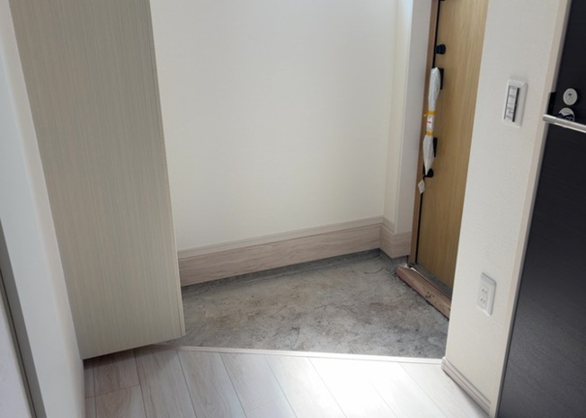 【玄関】 | 玄関は家の顔でもあり、家族以外の目にも止まる場所です。玄関は外との間を仕切る扉、靴などをしまっておく収納スペース、靴脱ぎのたたきスペース、来客とのやり取りをするドアホンなど複数のアイテムからなります。