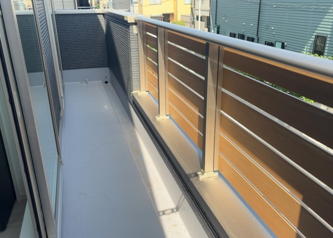 【バルコニー】 | バルコニーは、室外の専用スペースのうち、「屋根がなく開放された空間」であるものを指します。ベランダより広いタイプのものが多く、日当たりもよいため家庭菜園などを楽しみたい人にとって適した環境となります。