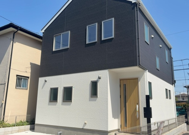 【外観】 | ついに完成致しました！現地をご見学に行く際は、道路の幅や周辺の交通量、施設などをご確認頂くことをおすすめします！物件の流れが早いため、内見をしたい方はお早めに当社営業までお問い合わせ頂きご予約下さい！