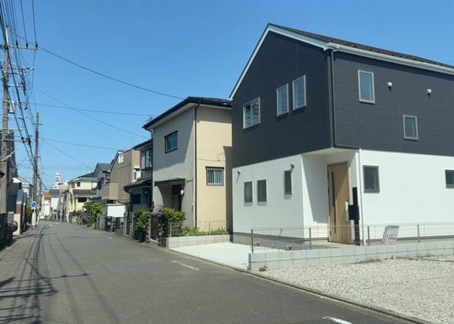 【前面道路含む現地写真】 | 住宅用の土地では前面道路に2m以上接していなければならないと法律で定められています。しかし、お持ちの車のサイズやライフスタイルなどにより、2mでは利便が悪い場合もございますので、事前に確認しましょう。