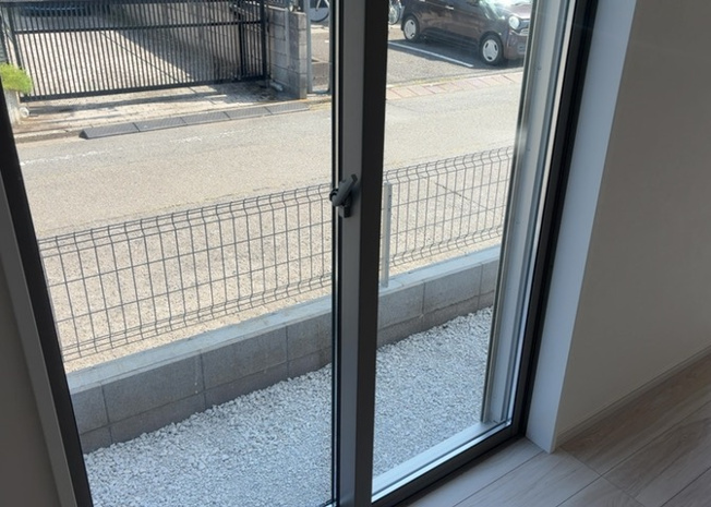 【内装】 | サッシとは、ガラス窓に使用される金属製の窓枠のことです。一般的に住宅建築では、金属製建具工事の段階で備え付けるもので、ガラス類や玄関、バスルームのスチール製のドアなどと同じタイミングで工事を行います。