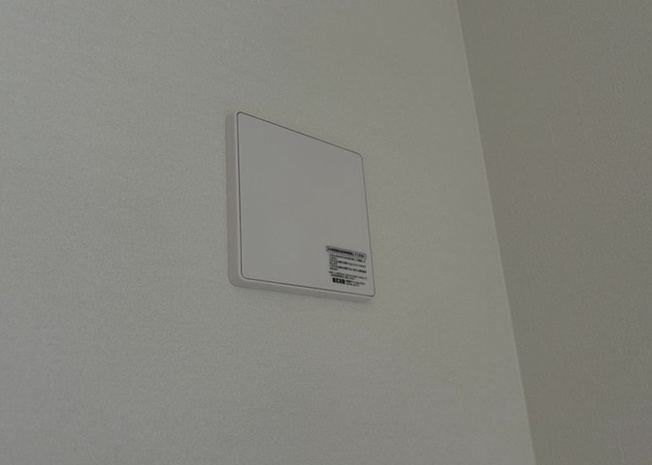 【冷暖房・空調設備】 | 1日中建物内の換気が行われるように設計された仕組みです。気密性の高い住宅は、家に籠った空気でシックハウス症候群になる可能性がありますが、24時間換気システムであれば計画的な換気で対策が可能です。