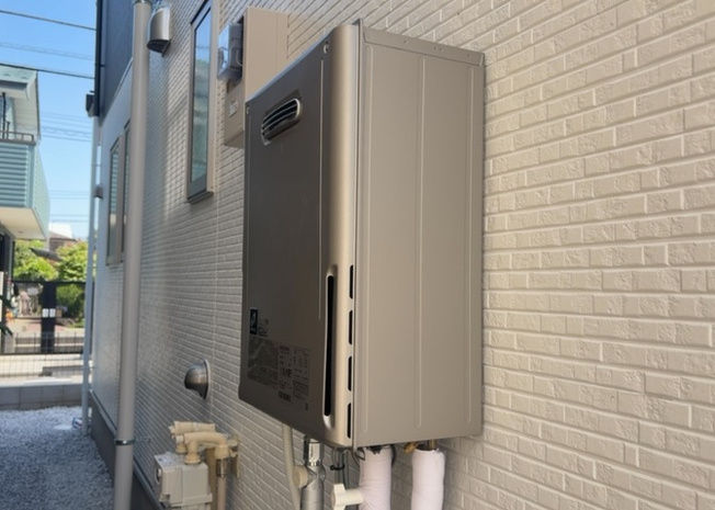 【発電・温水設備】 | 省エネ給湯器とは従来型の給湯器より熱効率が高く、少ない燃料でたくさんのお湯を沸かすことが出来る高効率な給湯器のことを指します。また、省エネ給湯器には種類があり、利便性や効果なども様々です。