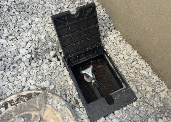 【設備】 | 敷地内には、散水栓や立水栓があります。水道水を直接利用できるため、水を運ぶ手間を省くことが出来ます。大量の水を必要とする洗車作業や清掃などに役立ちます。その他設備とあわせて、現地でご確認ください。