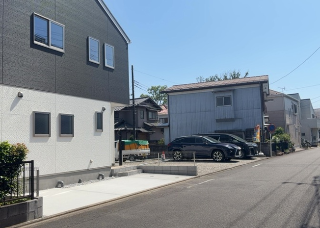 【前面道路含む現地写真】 | お持ちの車種によっては前面道路が広い方が便利でしょう。しかし、前面道路が広ければその分交通量が多くなるため、騒音などが気になる場合があります。実際に現地を見学し、周辺交通量や騒音などを確認しましょう！