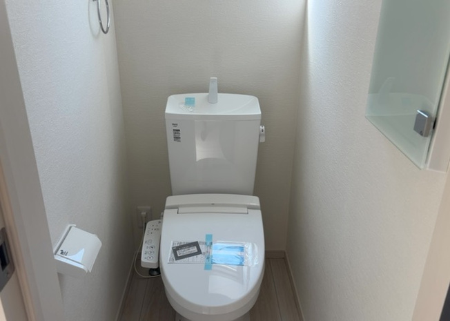 【トイレ】 | トイレは大きさや形、機能、抗菌性などが異なる多種多彩なタイプが各メーカーから出ています。それぞれに良さがあるため、事前にどういったタイプのトイレがいいのかをご家庭内で決めて、内見に行くといいでしょう。