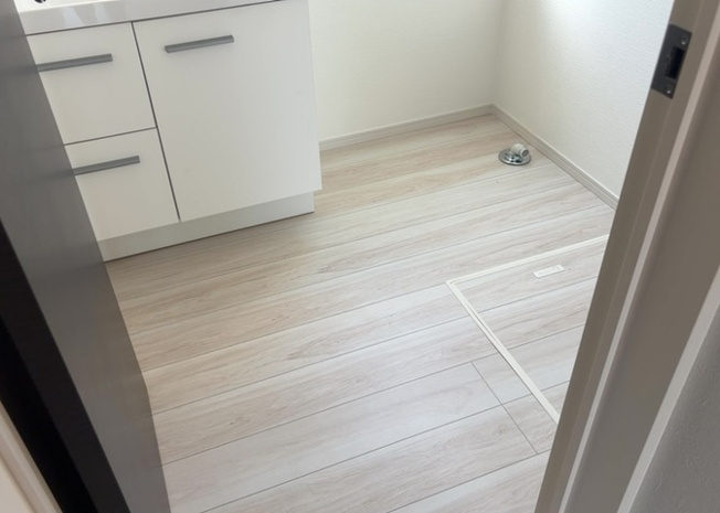【脱衣所】 | 多くの戸建て住宅で見かける洗面脱衣所は、洗面台と洗濯機が2畳ほどのスペースに並べられていて、洗面所が脱衣所を兼ね備えている間取りが一般的です。お客様が利用することもある、パブリックな空間でもあります。