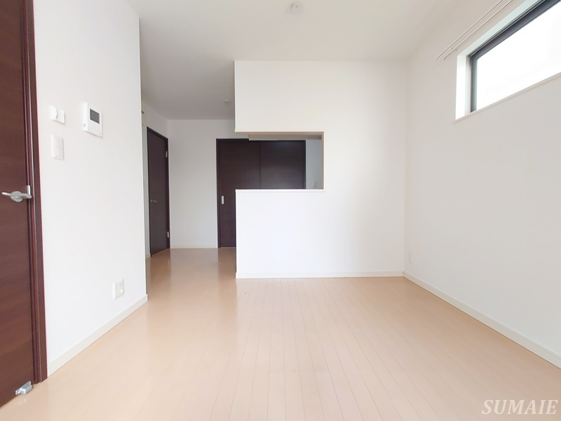 メゾン・ド・フォルテシモ１号館の居間・リビング|窓側からのアングルです☆