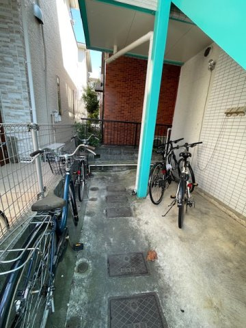 アシックハイツの駐車場
