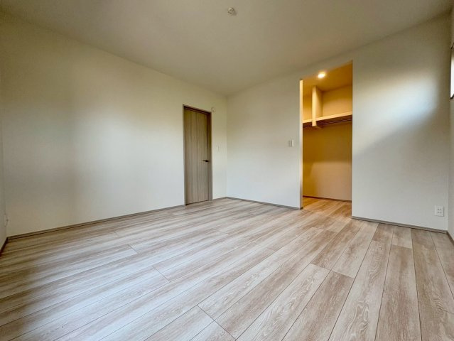 「続き間で23帖超えの大空間」香美市土佐山田町東本町2号棟　新築一戸建ての洋室|ゆとりある広さの洋室。奥にはウォークインクローゼットを完備し、季節物の衣類や家電もまとめて収納可能。