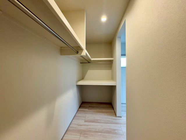 「続き間で23帖超えの大空間」香美市土佐山田町東本町2号棟　新築一戸建ての収納|大容量のウォークインクローゼット。ハンガーパイプと枕棚を備え、衣類から大型荷物まで効率よく収納可能。