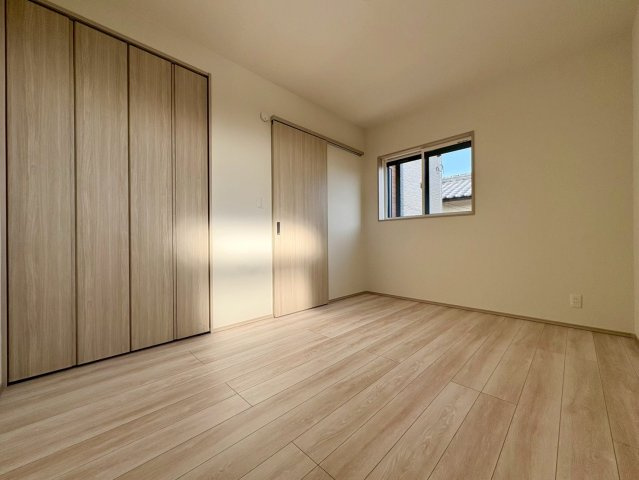 「続き間で23帖超えの大空間」香美市土佐山田町東本町2号棟　新築一戸建ての洋室|2面採光で明るい洋室。クローゼット完備で収納もしっかり確保。お子様のお部屋や趣味の空間に最適です。